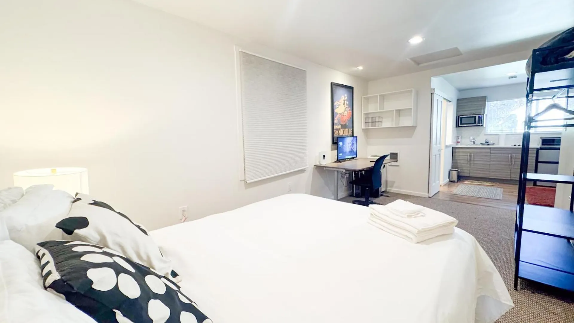 Modern Private Guesthouse in Seattle Guest house