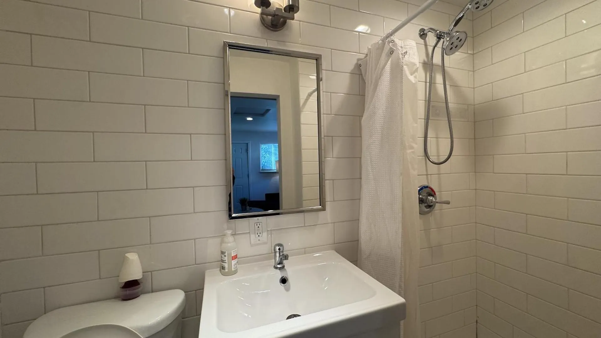 Modern Private Guesthouse in Seattle Guest house